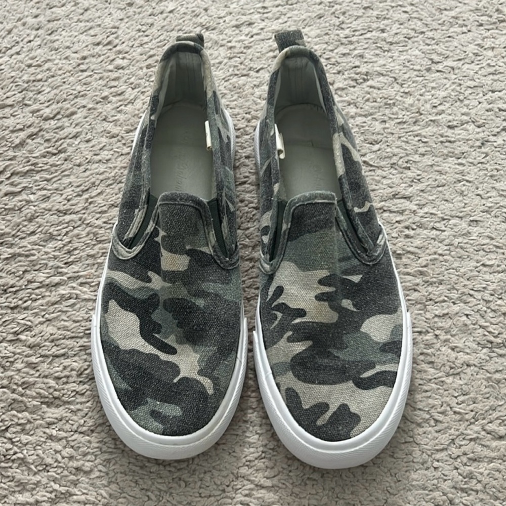 Tommy Bahama Slip-On Camouflage Shoes (please read details about the size)